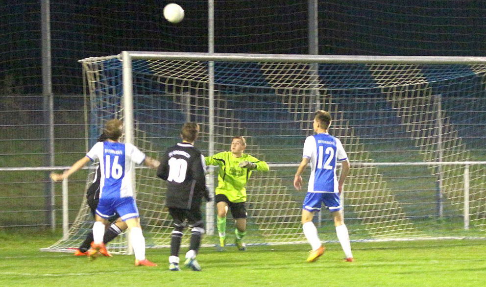 Alle Blicke konzentrioeren sich auf den hohen Ball