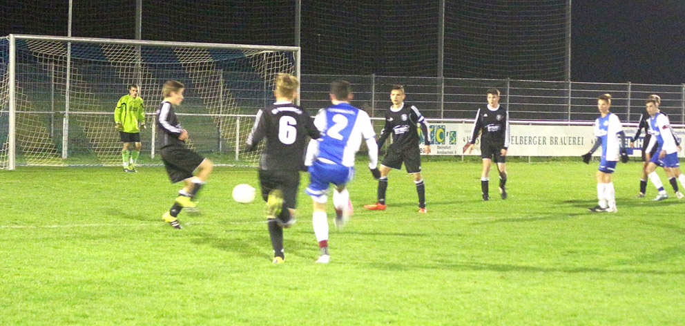 Patrick Hartmann (Nr. 2) versucht es mit einem Distanzschuss