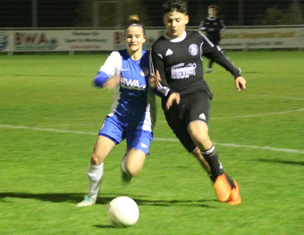 Laura Schinkmann im Laufduell mit einem Gegenspieler