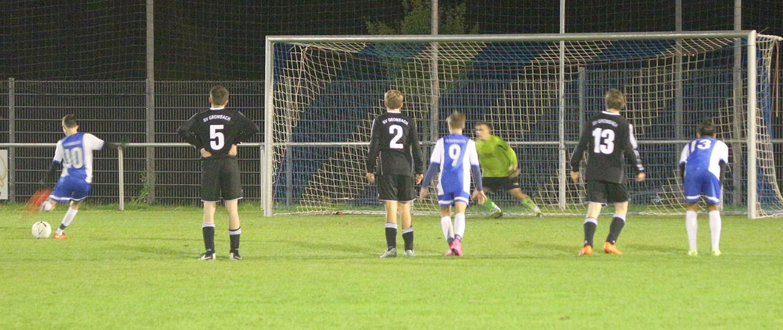 Dennis Bauer verwandelt einen Strafstoß zum 5:0 Endstand
