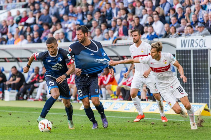 Typische Szene: Kevin Kuranyi scheint irgendwie festzuhängen