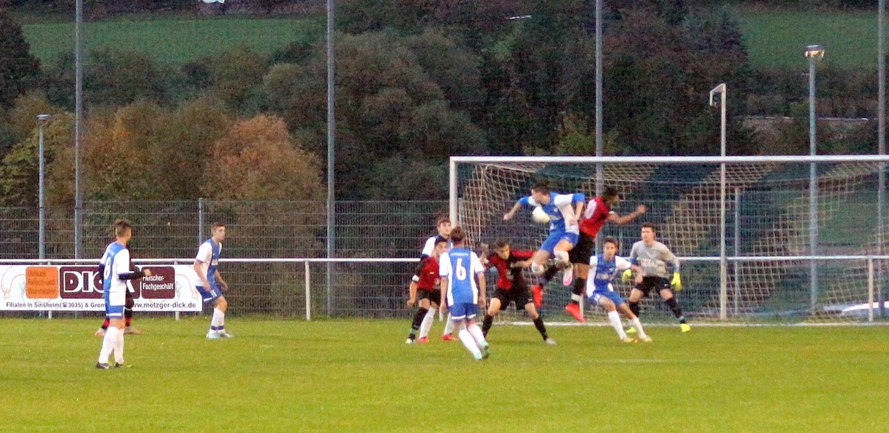 Patrick Hartmann im Kopfballduell mit dem Dreifach-Torschützen Semih Yurdakul