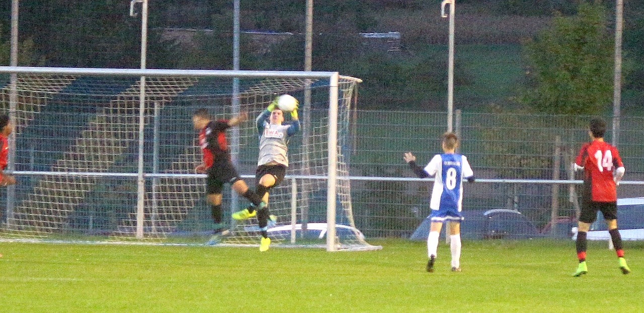 SV-Keeper Marvin Bayer entschärft einen Eppinger Angriff