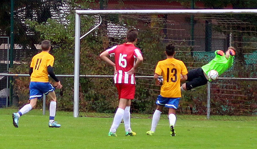 Der SG-Keeper parriert einen Freistoss von Dennis Bauer, den ...