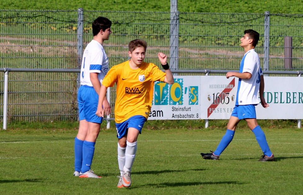 Niklas Jauß jubelt über seinen treffer zum 2:0