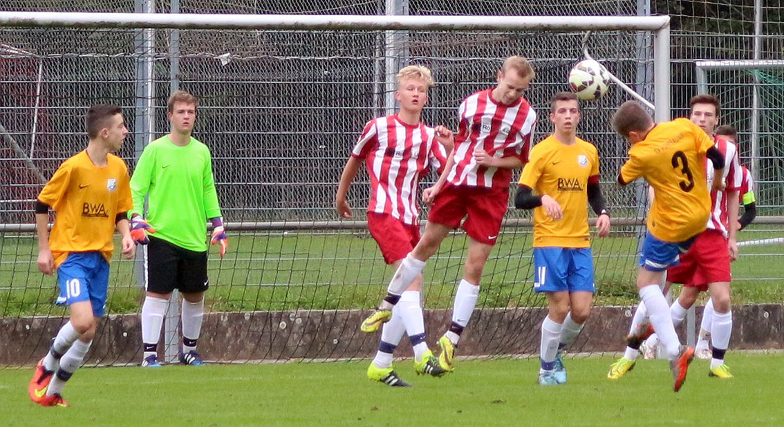 Niklas Jauß (Nr. 3) beim Kopfball