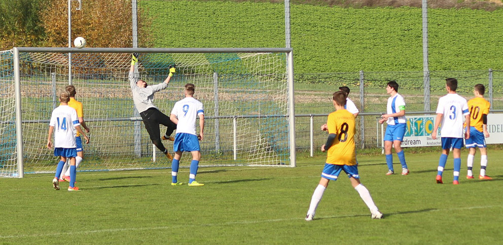 Der Kopfball von Dennis Bauer (Nummer 10, re.) geht an die Querlatte