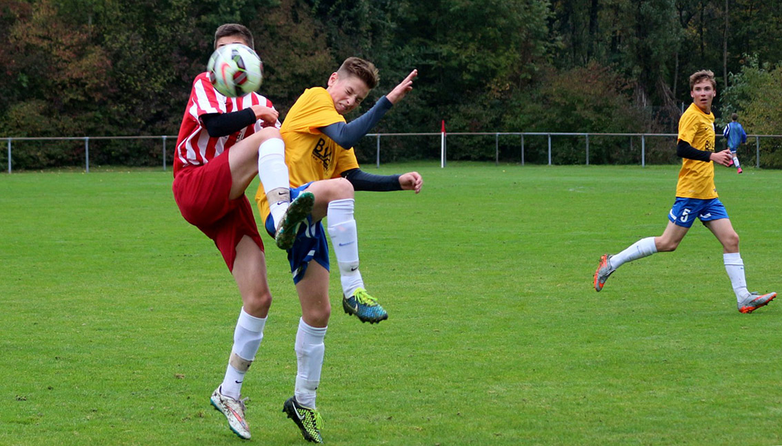 Packende Zweikämpfe, rechts Rohrbachs Nils Reißfelder