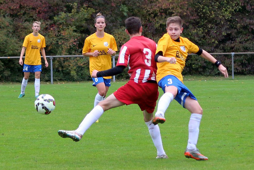 Niklas Jauß im Zweikampf, kurz vor seinem verletzungsbedingtem Ausscheiden