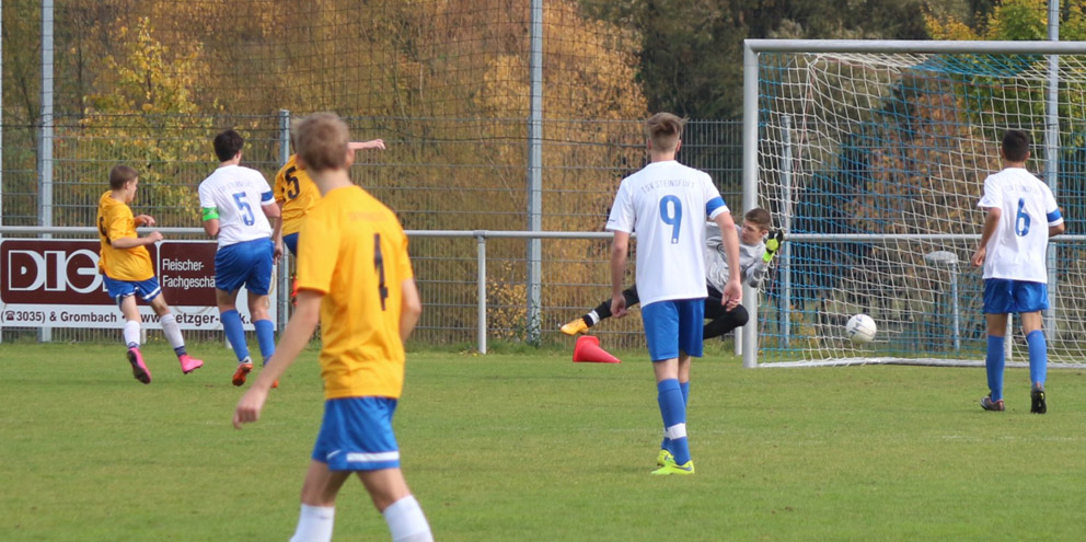 Fabio Hengster (verdeckt) schießt ein zum 3:0