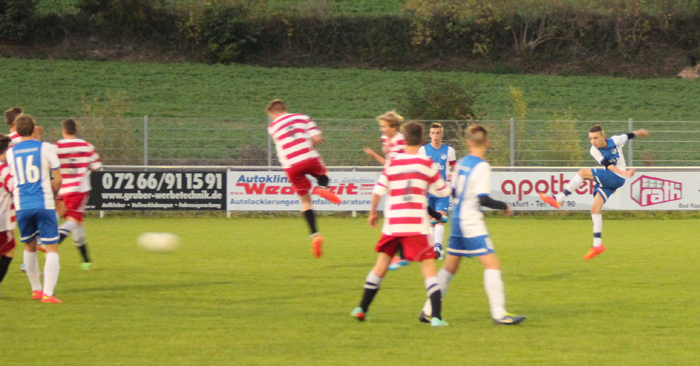 Dennis Bauer (re.) erzielt per Freistoß das 6:0
