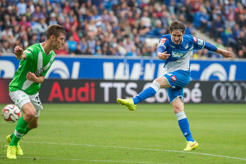 Sebastian Rudy versucht mit einem Distanzschuss sein Glück