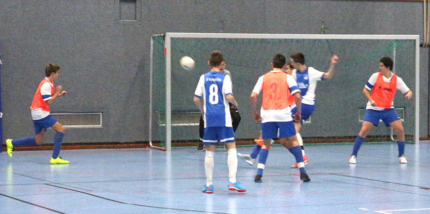 Dennis Bauer (2. v. re.) bringt Rohrbach/S. im Finale gegen Steinsfurt in Führung