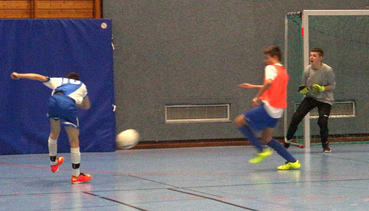 Die Finalentscheidung: Aus spitzem Winkel erzielt Dennis Bauer das 2.:0