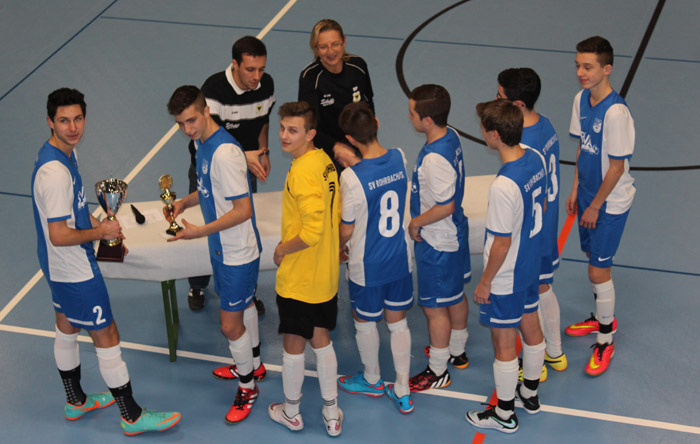 Pokalübergabe des Veranstalters SV Sinsheim an den Turniersieger SV Rohrbach/S. 1