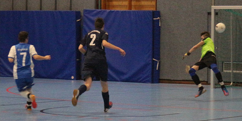 Fabio Hengster (li.) erzielt einen Treffer gegen die SG Dühren/Eschelbach