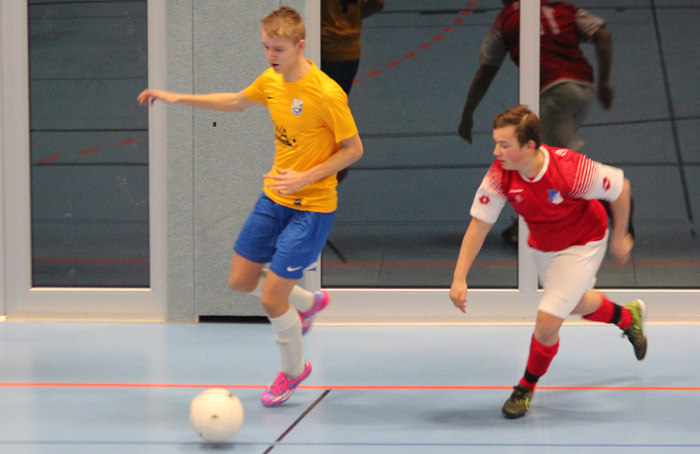 Luca Schinkmann (li.) enteilt seinem Hoffenheimer Gegenspieler