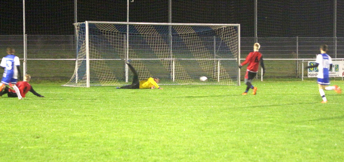 Niklas Jauß (Nr. 3) bringt Rohrbach/S. 4:1 in Front