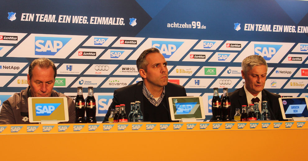 Die beiden dienstältesten Bundesliga-Trainer Stevens (li.) und Veh (re.) bei der Pressekonferenz
