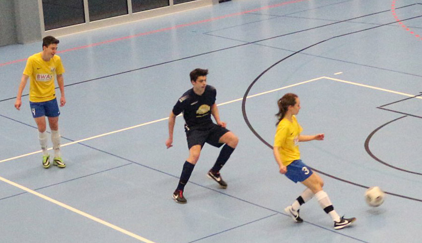 Auch Mädchen sind beim Hallenspektakel bei verschiedenen Mannschaften dabei