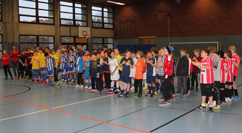 Die beteiligten Mannschaften in Erwartung der Siegerehrung