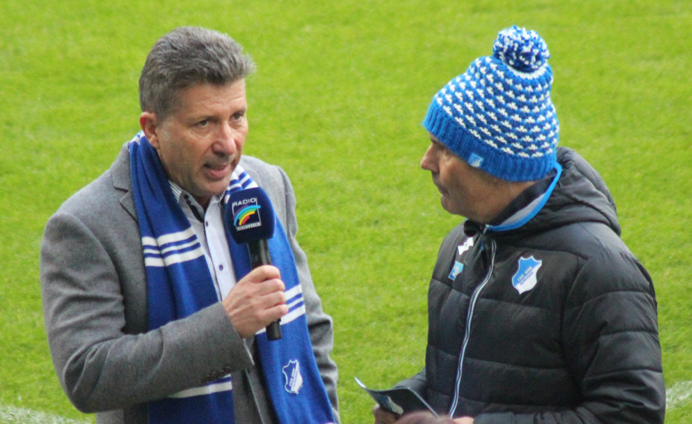 TSG-Präsident Peter Hofmann beim Interview mit Mike Diehl über die "warmHERZig-Aktion"