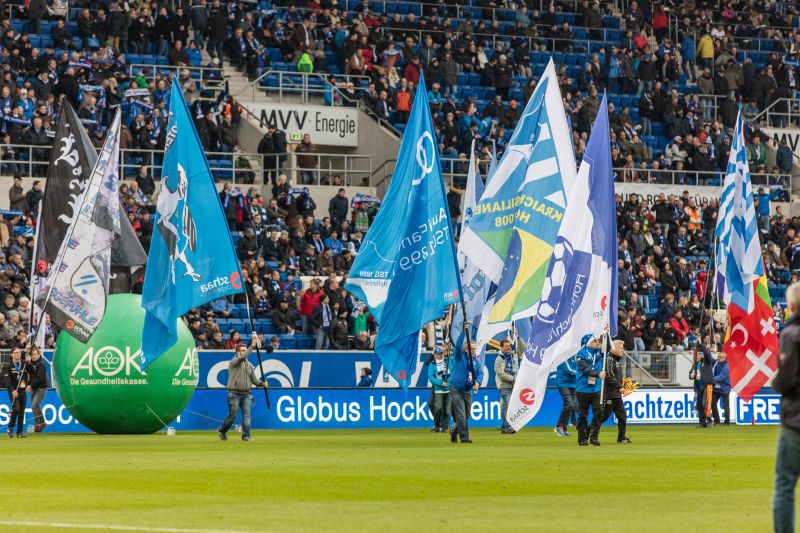 Fahnenprächtig ging es los