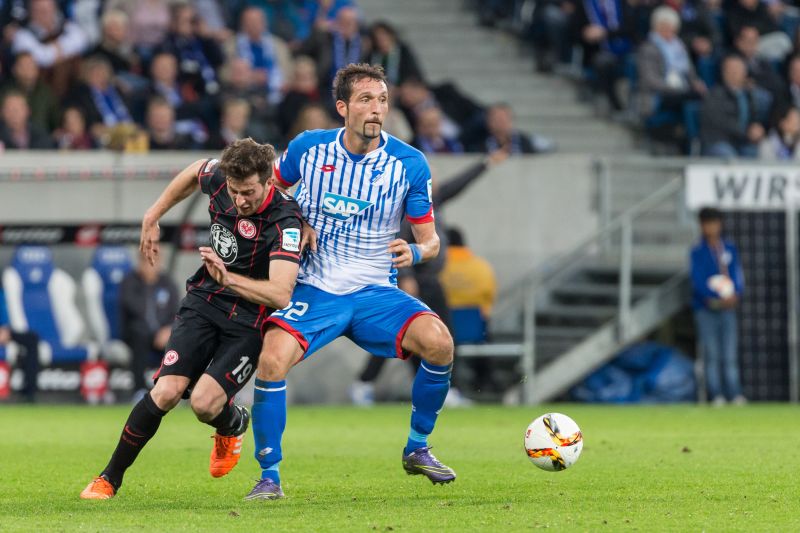 Kuranyi im Duell mit dem ehem. Hoffenheimer David Abraham