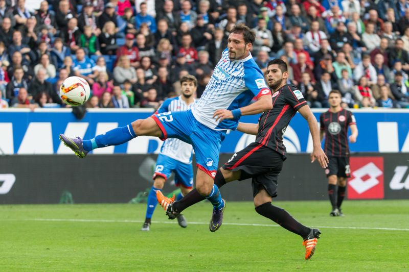 Kuranyi setzt sich hier gegen einen Frankfurter Gegenspieler durch