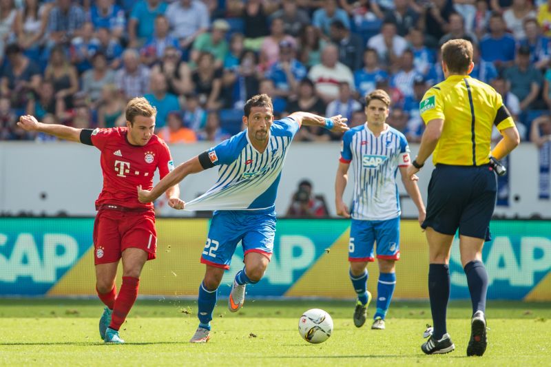 Bayerns Mario Götze versucht Kevin Kuranyi mit unerlaubten Mitteln zu bremsen