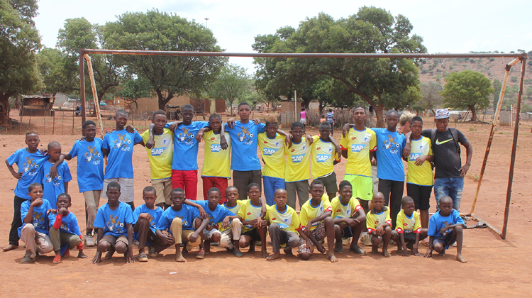 Fußballbegeisterte Kinder in den Hoffenheimer Farben