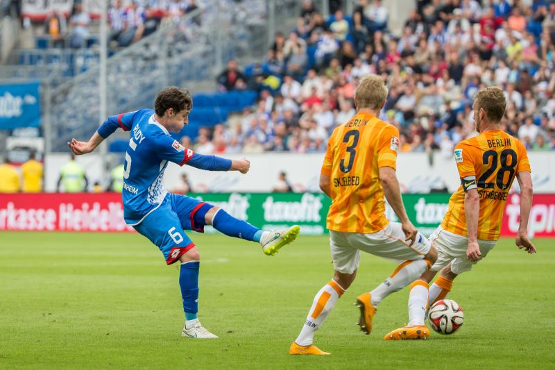 Sebastian Rudy (li.) beim Torschuss gegen die Berliner Hertha