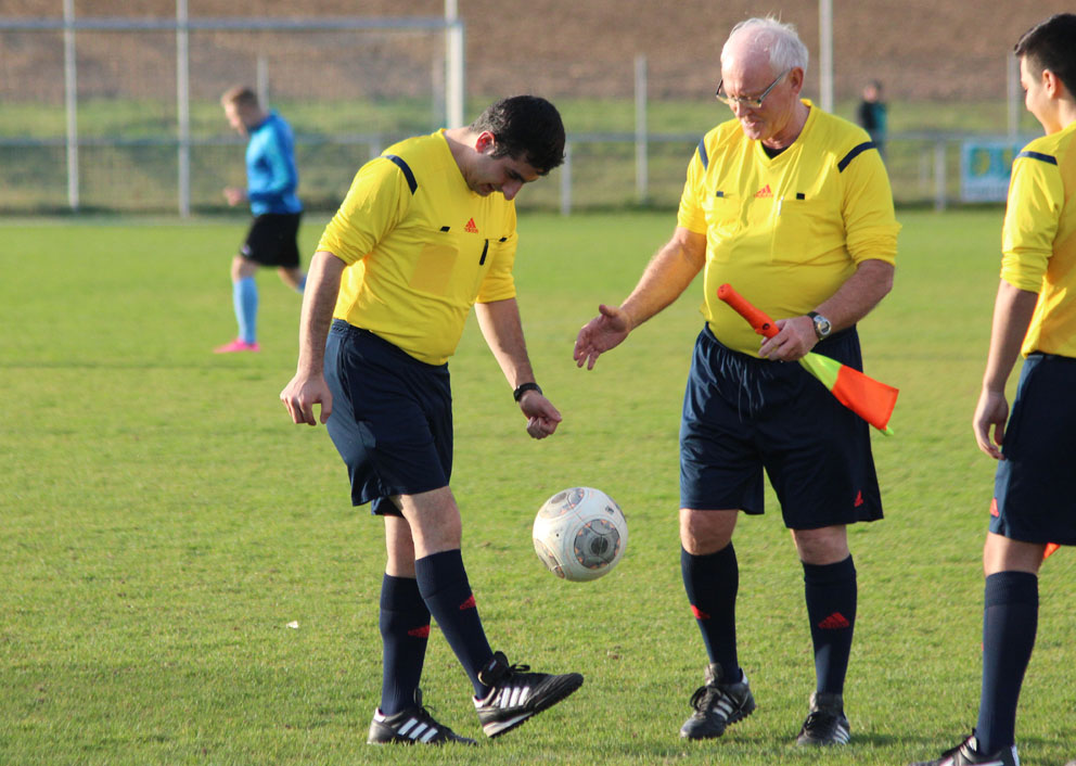 Das Schiedsrichtergespann zeigte während der Halbzeitpause ...,