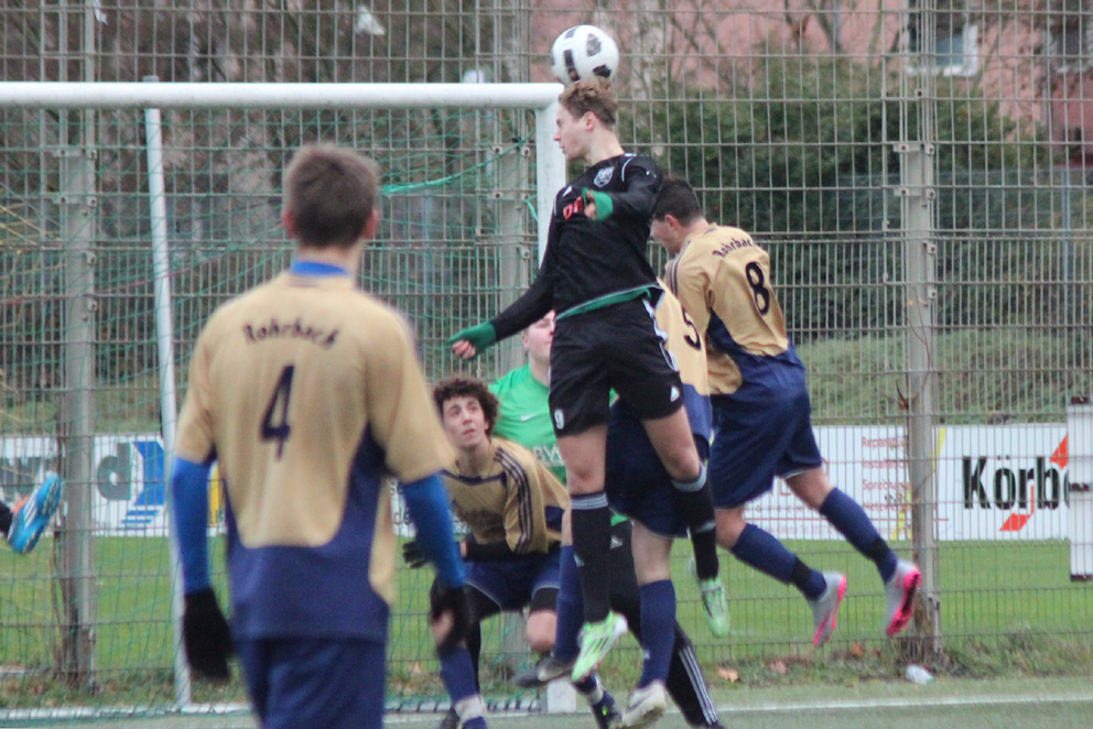 VfB-Stürmer Dustin Lelek steigt hier am höchsten, doch sein Kopfball geht vorbei.