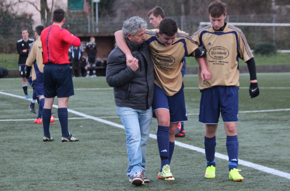Roco Pjetri muss verletzt vom Spielfeld.