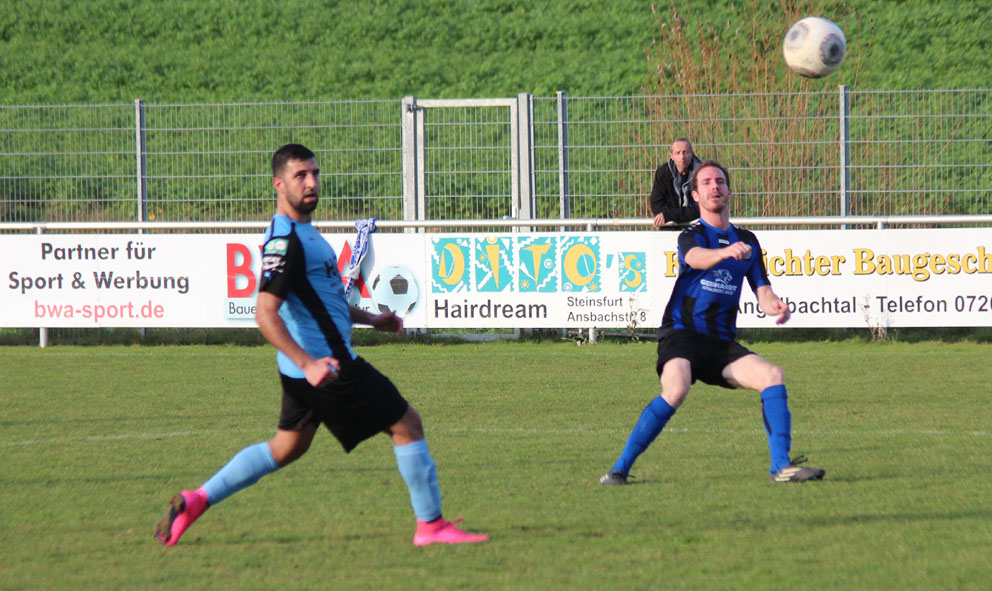 Dieser Schlenzer wird vom TSV-Keeper gerade noch um den Pfosten gelenkt