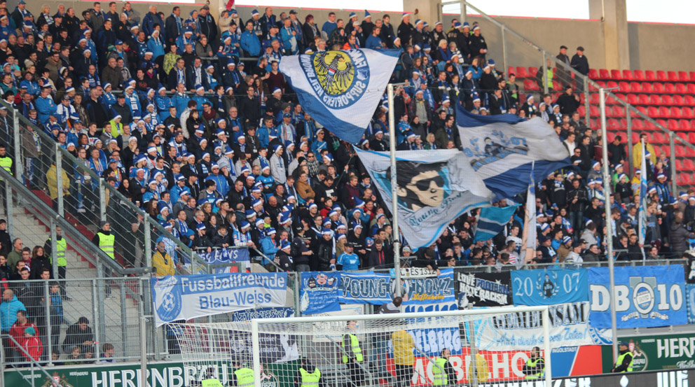 Prächtige Stimmung im Gästeblock bei den 900 mitgereisten TSG-Fans