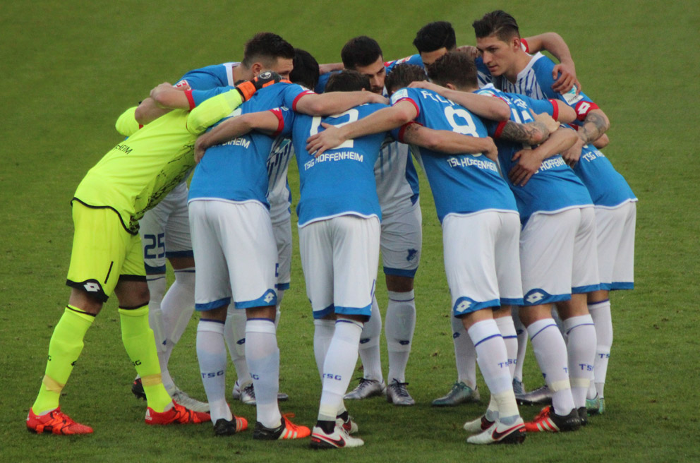 Hoffenheims Spieler schworen sich vor dem Anpfiff ein