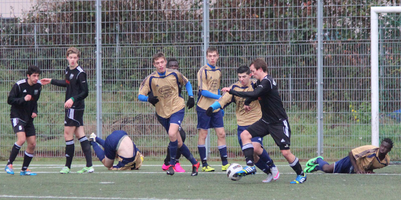 Die SG mit vereinten Kräften im eigenen Strafraum.