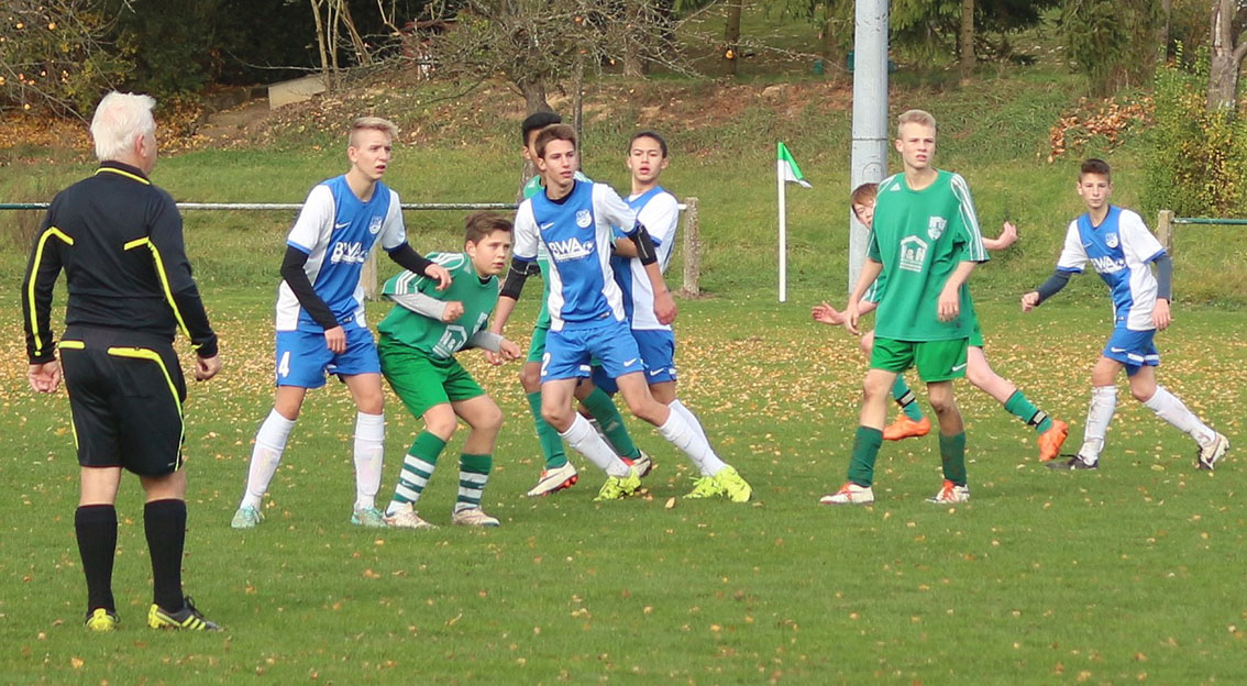 Dichtes Gedränge im Babstädter Strafraum