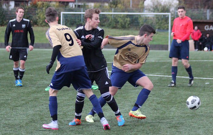 Enge und hart umkämpfte Zweikämpfe im Mittelfeld.