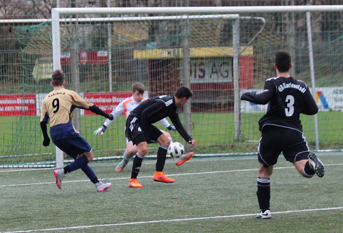 ... VfB-Keeper Till Weilbuchner per Fußabwehr.