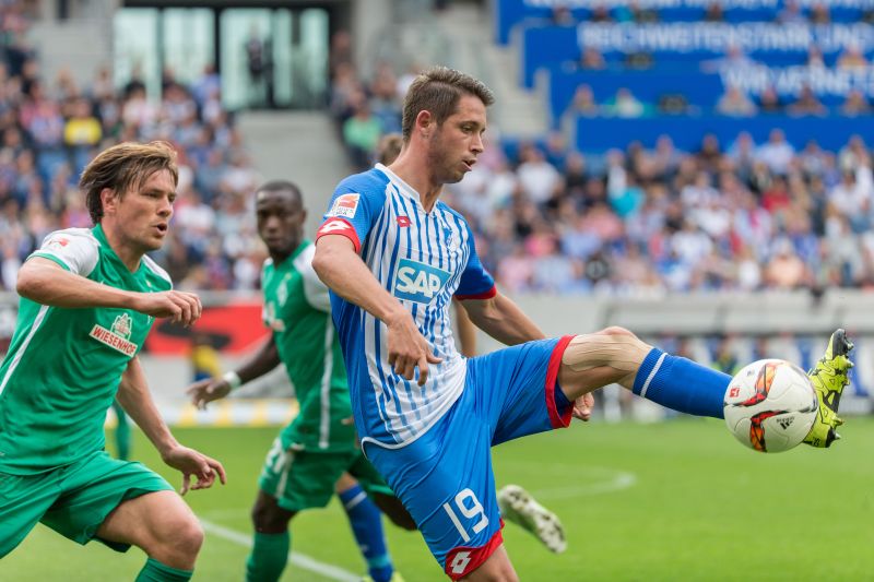 Mark Uth setzt sich gegen seinen Bremer Gegenspieler durch