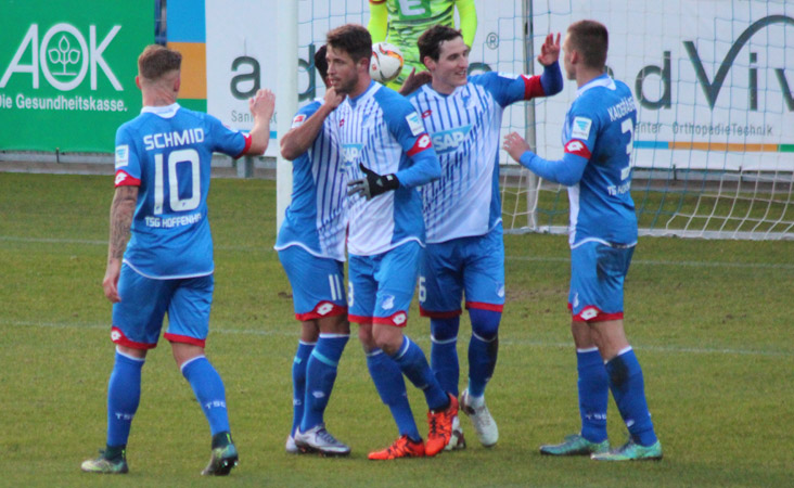 Sebastian Rudy (2. v. re.) freut sich über sein Tor zum 2:0