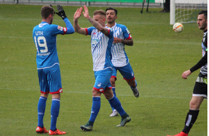 Glückwünsche für Jonathan Schmid nach dessen tollem Lupfer zum 1:0