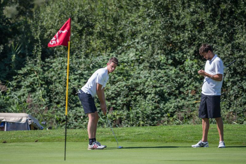 Beim Golfen zusammen mit Tobias Strobl (re.)