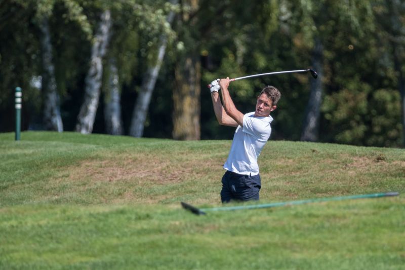 Perfekte Abschlagshaltung - der Blick nach vorn gerichtet