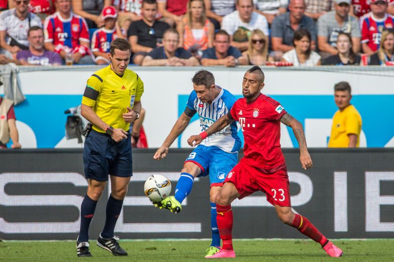 Uth im Zweikampf mit Bayerns Vidal