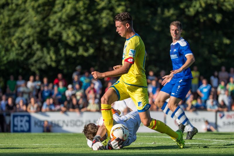 Im Duell mit dem gegnerischen Torhüter