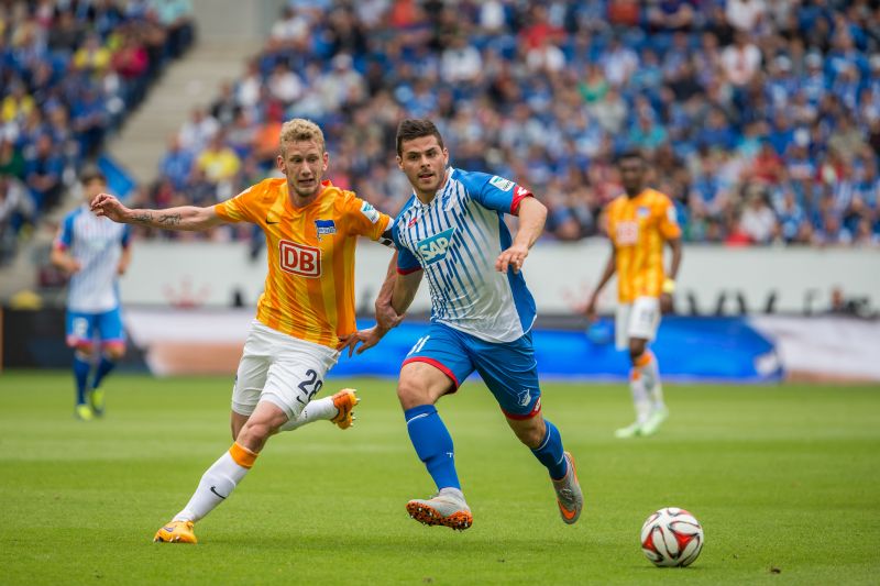 Kevin Volland (re.) enteilt seinem Berliner Gegenspieler